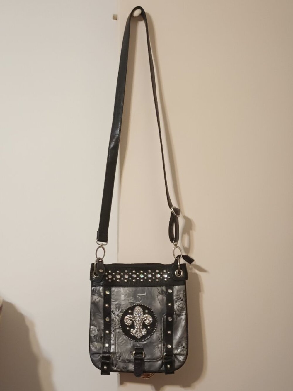 EUC Ustyle Rhinestone Fleur-de-Lis Crossbody Purse w/ Black Trim & Studed Accent